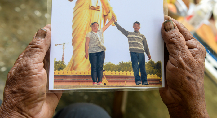  ▲罗福大的母亲时常会看看儿子照片