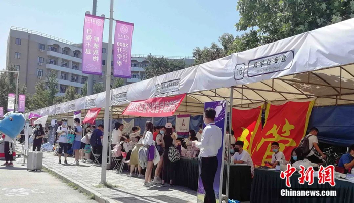 清华大学迎新现场 马海燕 摄