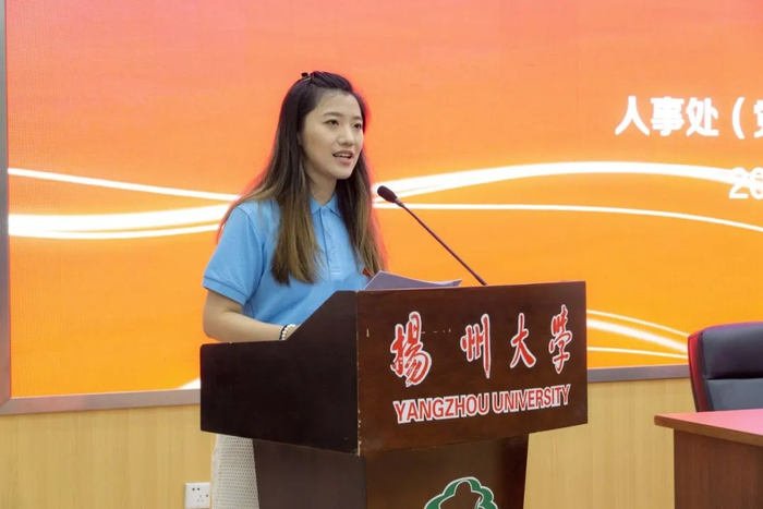 ▲来自教育科学学院的秦亦舒老师作为新入职教师代表上台发言