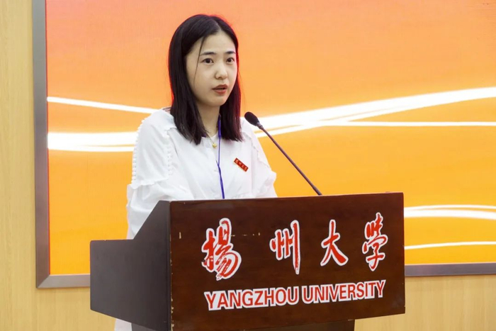 ▲昨天在北京人民大会堂接受全国礼赞的全国抗击新冠肺炎疫情先进个人、我校附属医院重症医学科护师李娟娟，风尘仆仆地赶到现场同我们分享了她的援鄂战疫的经历与感想。