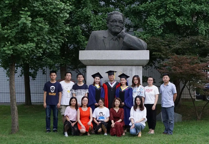 何进与毕业生们留影 （印文 供图）
