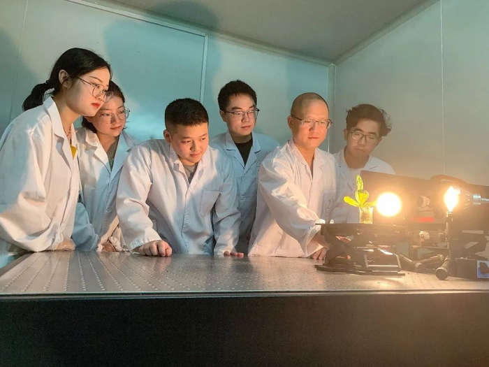 谭佐军为学生讲解实验仪器原理 （谭佐军 供图）
