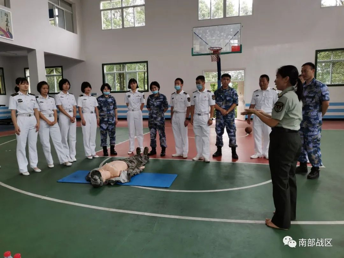 ▲给官兵做心肺复苏技能培训