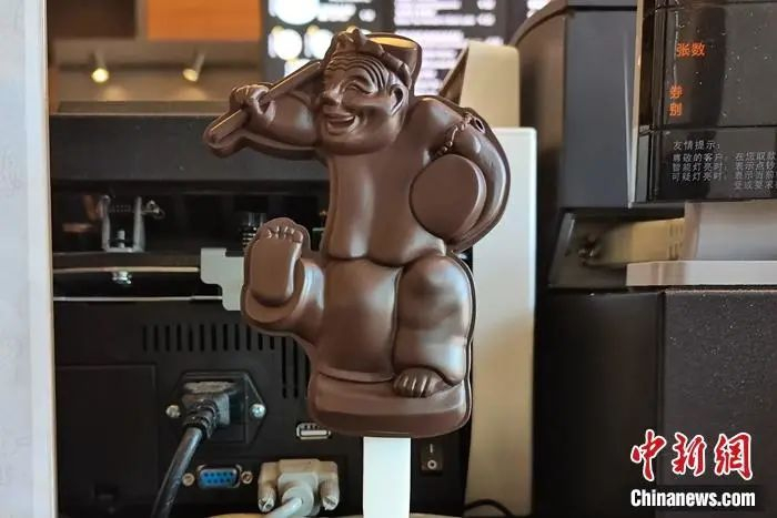 “说唱俑”文物雪糕模型。上官云 摄