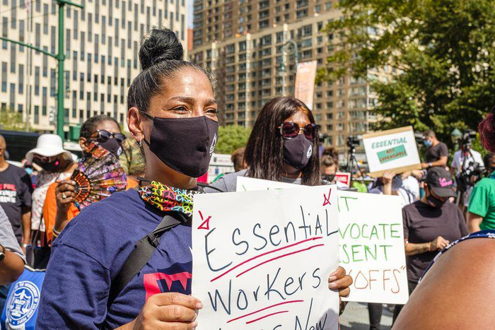 △面临解雇风险的纽约市政府雇员举行抗议 图自《每日新闻》