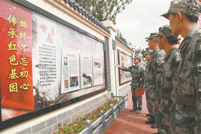 合作市民兵在国防教育文化长廊参观学习。郭富 摄