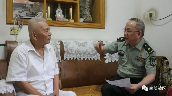 ▲干部病房刘小阳给老首长做思想工作 