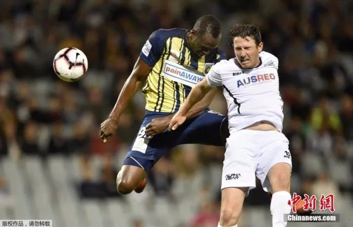 资料图：2018/19赛季澳超季前赛，拥有牙买加短跑名将博尔特的中央海岸水手队以4：0战胜麦克阿瑟西南联。博尔特在比赛中首发上场并收获两粒进球。 