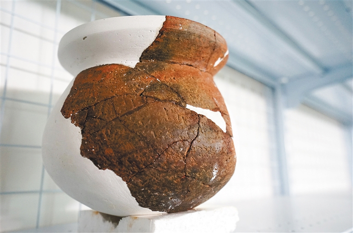 陵水内角遗址出土的陶片经修复拼接成陶罐。 图片均由海南日报记者 武威 摄