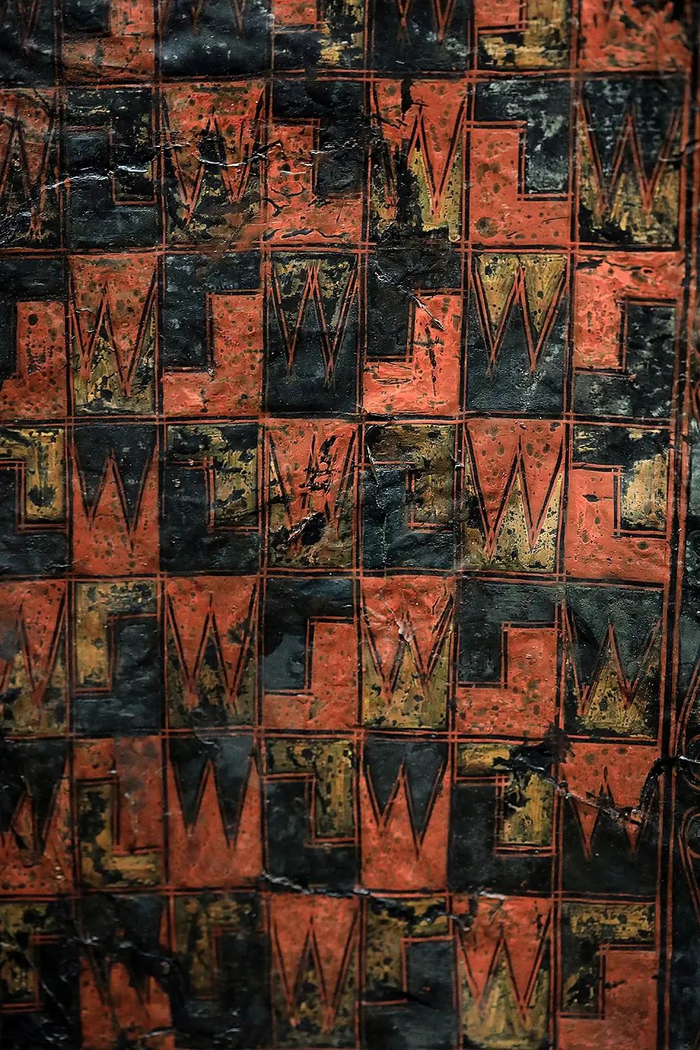 ▲ 彩绘龙凤漆器，尽显楚人的想象力。摄影/动脉影