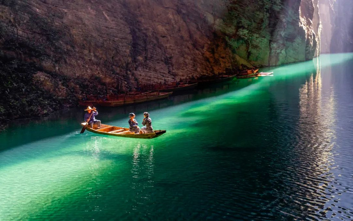 ▲ 上图，腾龙洞。下图，鹤峰屏山峡谷。摄影/文林