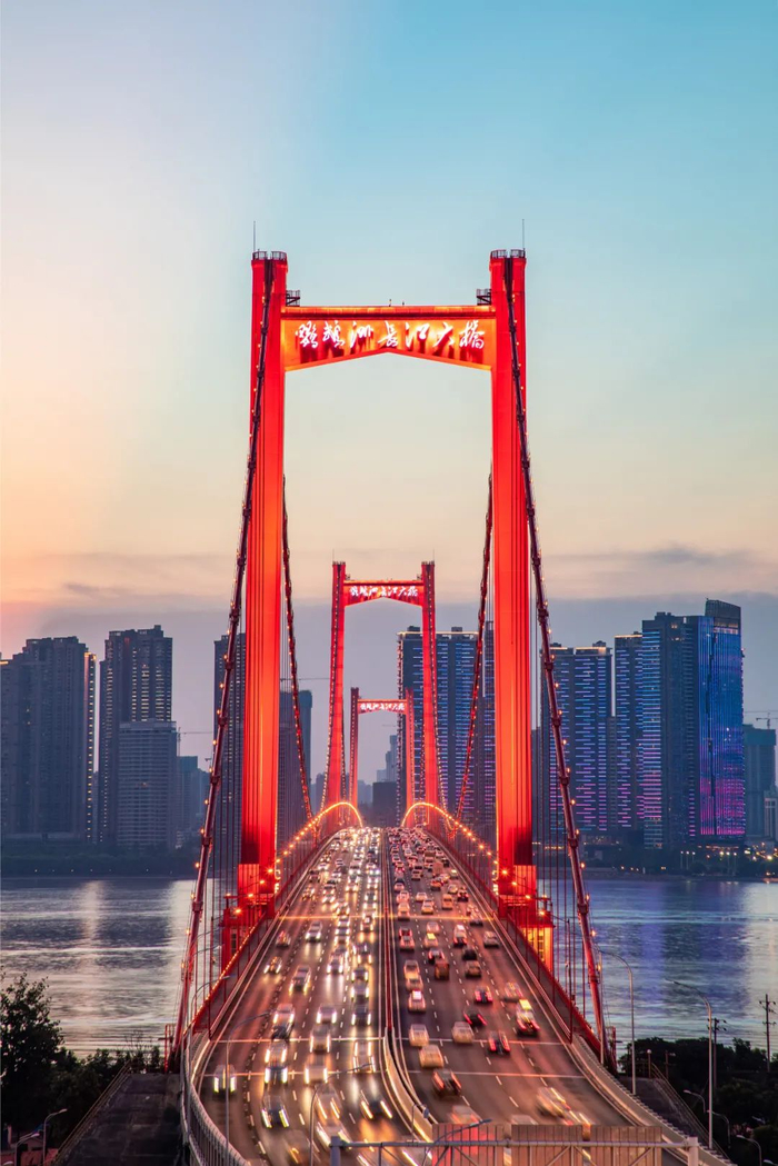 ▲ 武汉鹦鹉洲长江大桥，