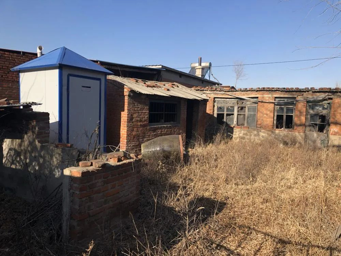 早已被废弃的房屋院内，崭新的改建厕所特别显眼。新华社 于也童 摄