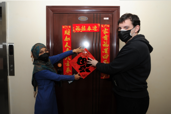 吉林外国语大学外籍教师在贴对联