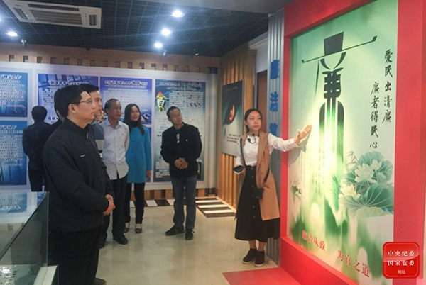 　　广西壮族自治区各级纪检监察机关带头旗帜鲜明讲政治，深入推进党风廉政建设和反腐败斗争。图为鹿寨县纪委监委组织党员干部参观警示教育基地，不断提高党员干部的政治判断力、政治领悟力、政治执行力。陆轩 摄