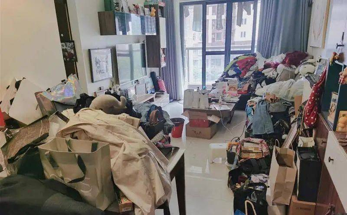 被衣物占领的客厅 图源：受访者供图