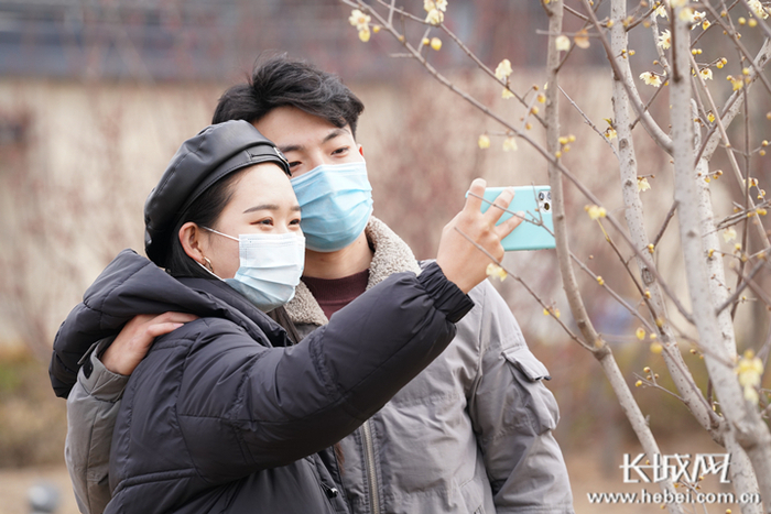 雅欣和晓东在园博园打卡拍照。 长城网 记者 郭硕 摄