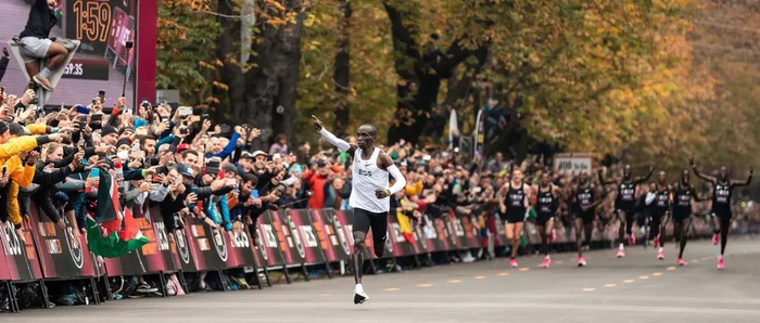 ▲基普乔格飞奔向终点！