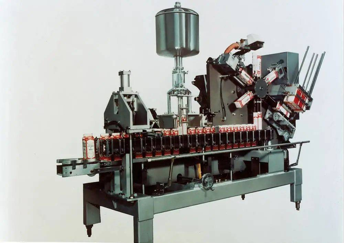 ▲Ex-Cell-O 早期开发的屋顶盒灌装机器. 图片来自：Elopak