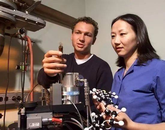 舍恩与鲍哲南，后者在舍恩丑闻中是清白的。