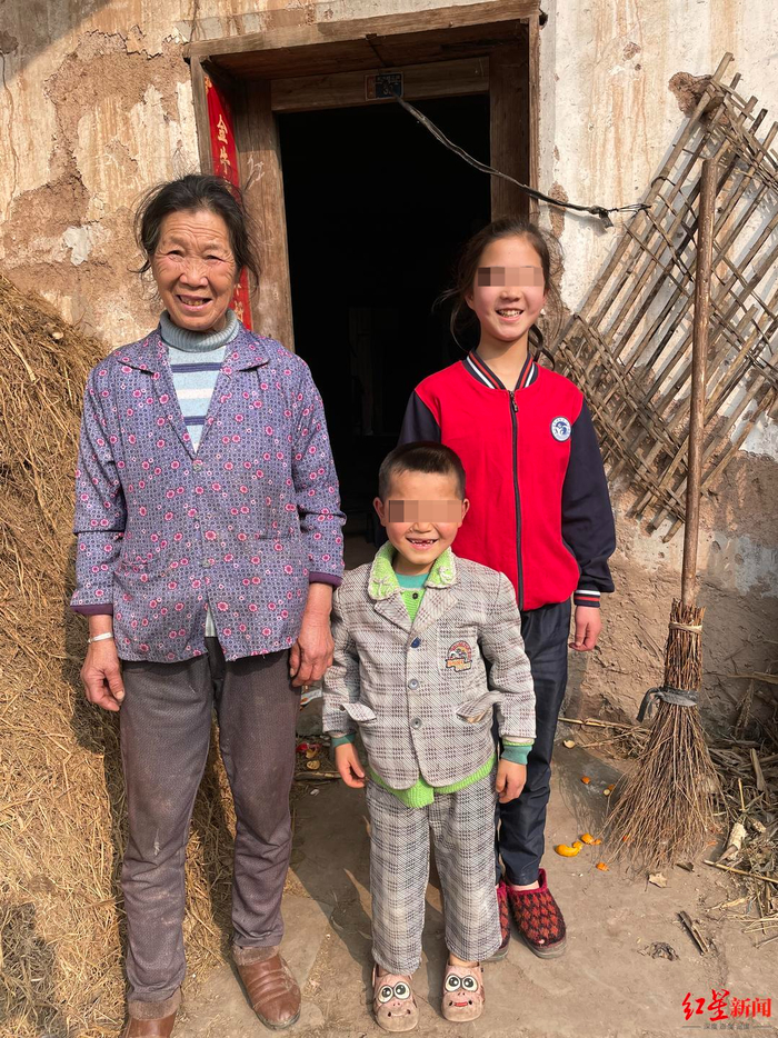 ↑“奇迹宝宝”赵平安和奶奶、姐姐