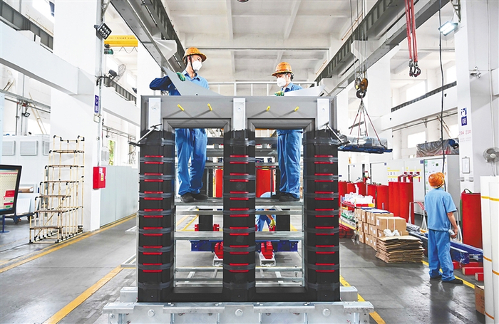 海南金盘智能科技股份有限公司工人在车间工作。海南日报记者 王凯 摄