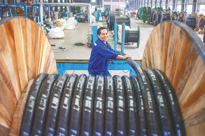 海南美亚电缆集团有限公司工人在生产电缆。海南日报记者 袁琛 摄