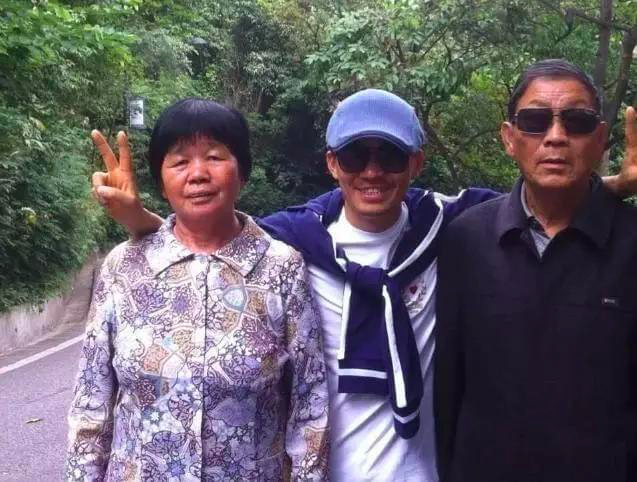 < 王宝强与父母 >