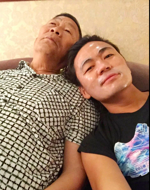 < 王宝强与王银生 >