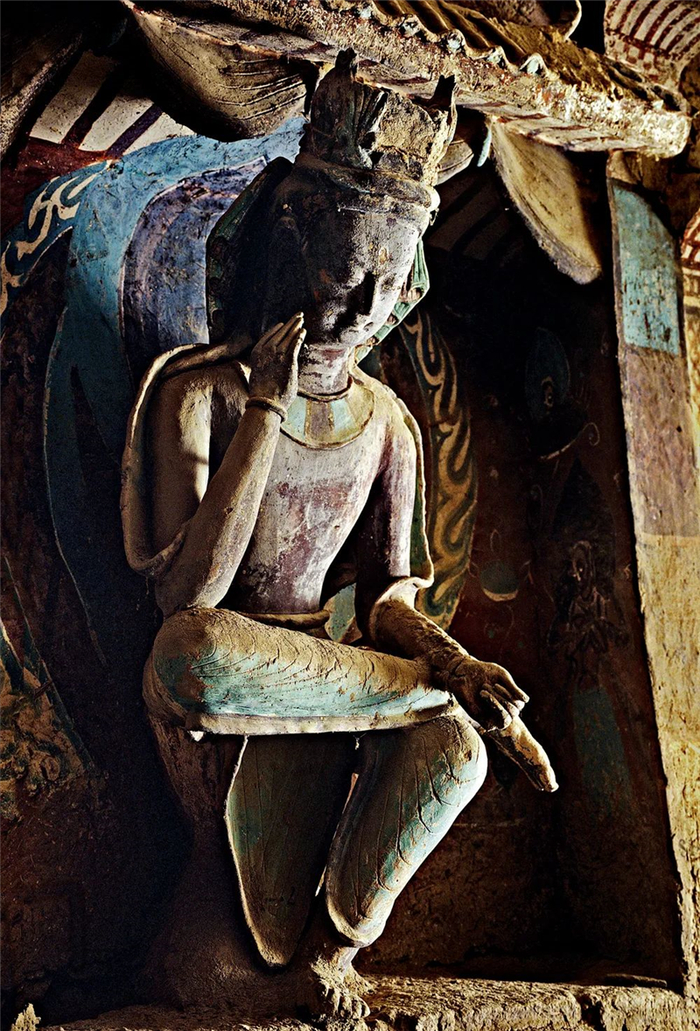 起源于印度的佛教经由丝绸之路传入中国，并最终完成“中国化”，遍布在中国大地上的一座座石窟见证了这一历程。图为莫高窟第257窟中心柱南向面上部思惟菩萨雕塑（北魏）。