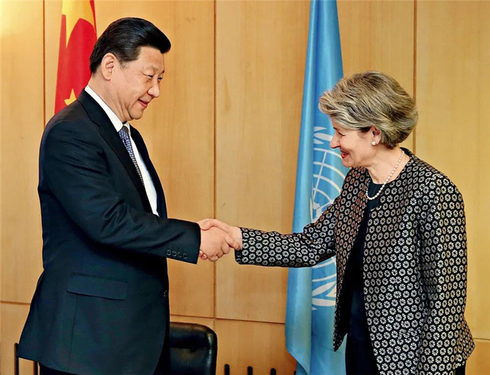 2014年3月27日，国家主席习近平在巴黎联合国教科文组织总部会见该组织总干事博科娃。（新华社记者姚大伟摄）