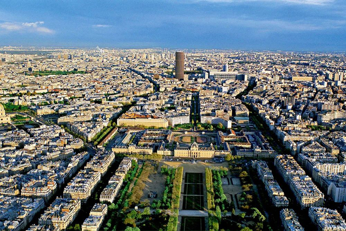 作为联合国专门机构之一，联合国教科文组织成立于1945年，总部设在法国巴黎。其宗旨是通过教育、科学和文化促进各国合作，增进人民之间的相互了解，维护世界和平。中国是联合国教科文组织创始国之一。图中央“Y”型建筑为联合国教科文组织总部主楼。