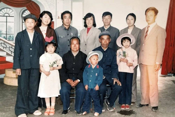 顾雪姥姥的家族合影