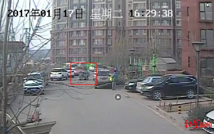 ↑王女士孩子在小区里被抢走的视频截图