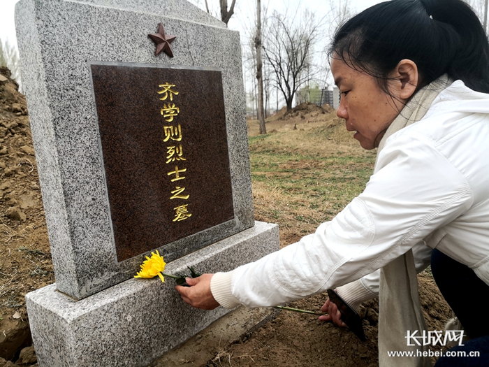 参加活动的女士为烈士扫墓。