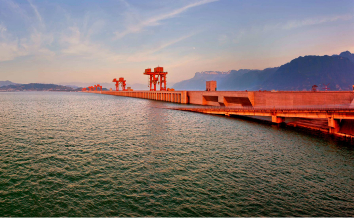 　　▲ 三峡水库消落期间的三峡大坝上游江面 摄影：程功