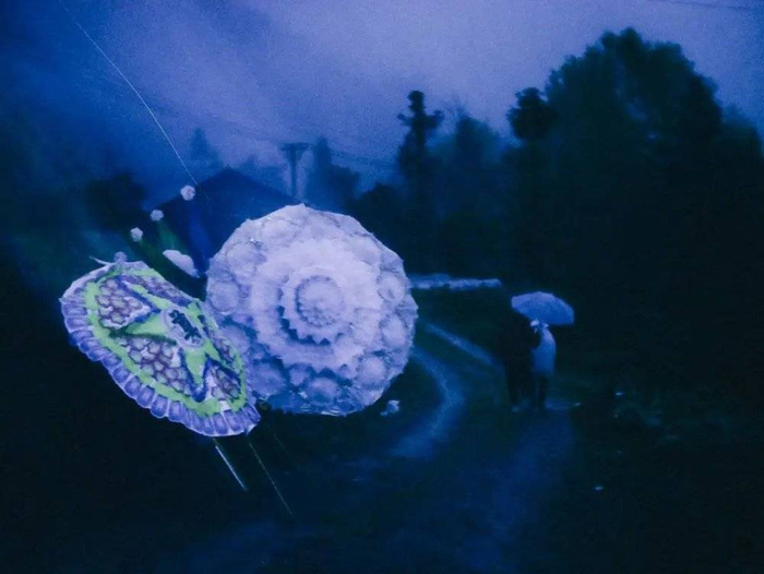 早上五点多，出殡前，人们把花圈拿到路上来了。