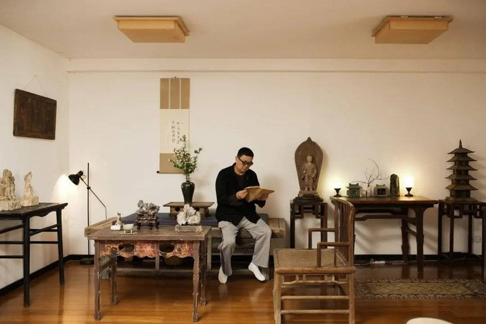 家里堆放了郑在东多年的收藏，他将贵重的和便宜的东西混搭在一起，通过巧妙的搭配，变成了一组组场景，就像是电影里绝美的截图。