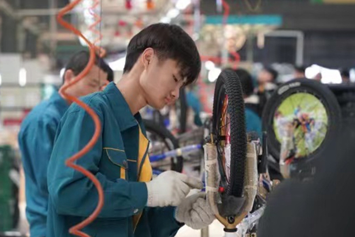 工人正在组装自行车。 长城网记者 胥文燕 摄