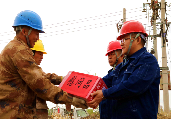 蒙东赤峰敖汉旗供电公司工会负责人来到敖汉旗木头营子供电所慰问节日期间奋战在电网改造一线的施工人员。（张振远  摄）