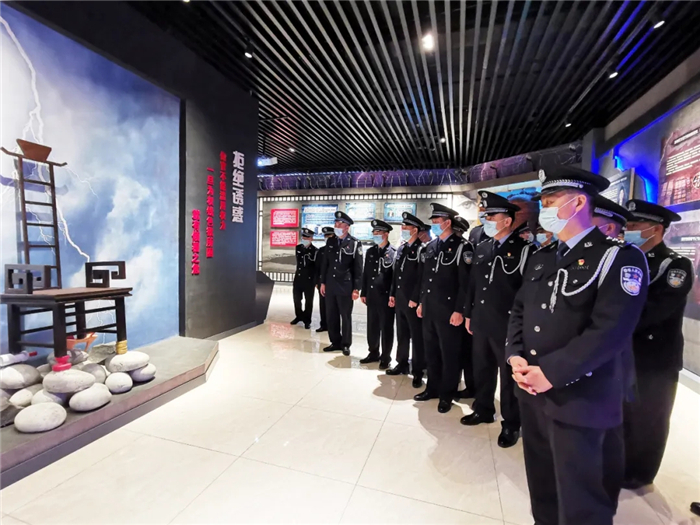 图为阿勒泰地区边境管理支队在反腐倡廉教育展厅接受警示教育。（阿勒泰地区纪委监委 孙志刚 摄）