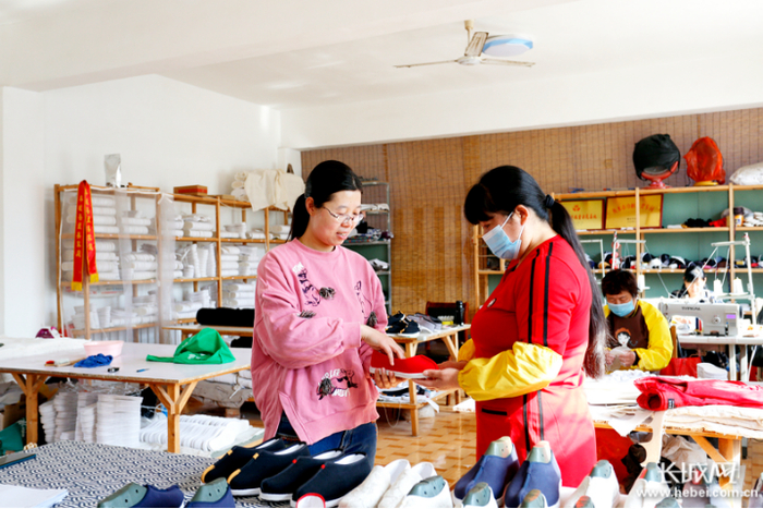 布鞋厂共培训妇女近500人。