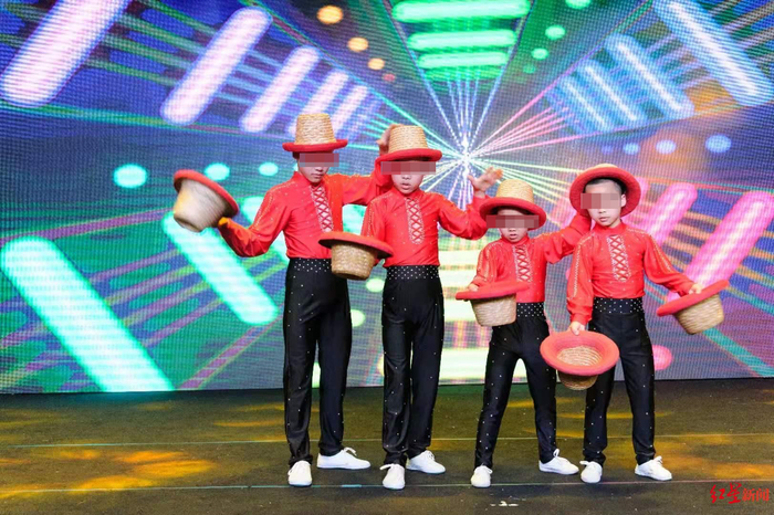 　4名未成年杂技演员在演出