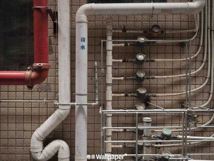 ⚪️白石洲密布的水电表与管道。