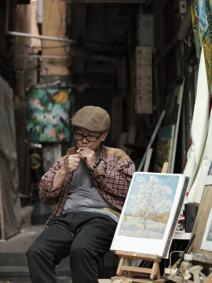 ⚪️来自湖南邵阳的邓飞，正坐在一条小巷子里