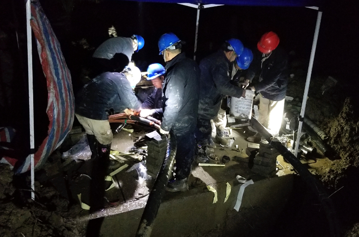 芜湖供电公司员工正在开展小区用电设施故障抢修工作（鲁云琛）