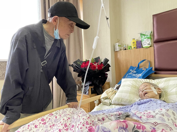 ↑病床前，晏利通深情凝望老伴王映昉