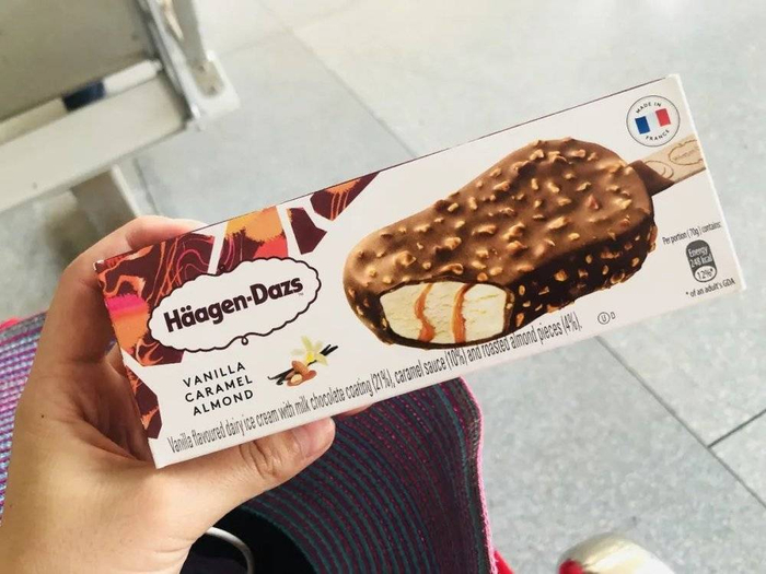 在机场等的时间，室友投喂了一支雪糕。