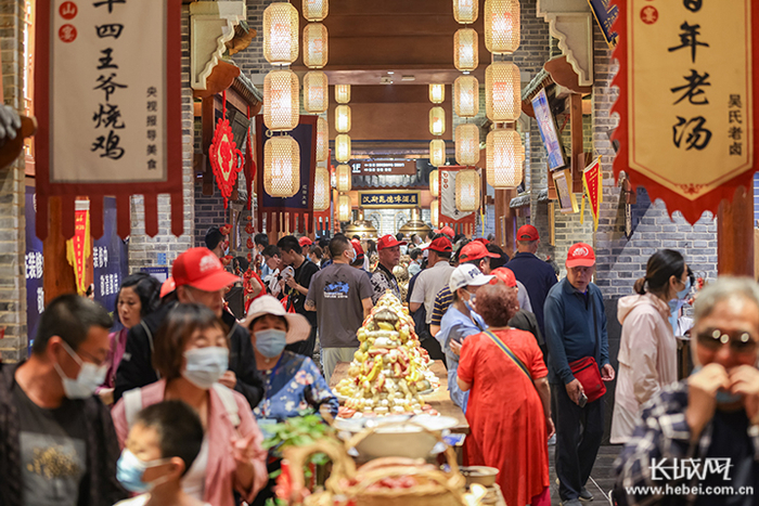 游客们游览唐山宴。王子一 摄