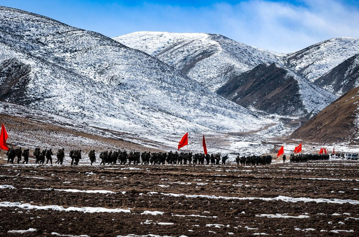 （战士们在野外拉练）